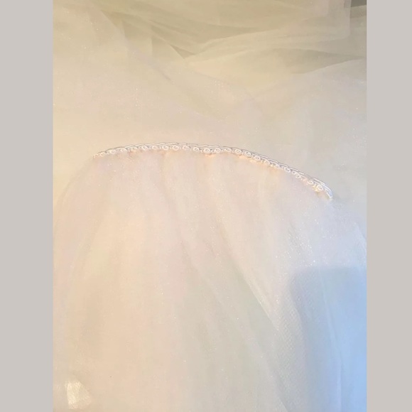 RENE STRAUSS ELEGANT WHITE TONE VEIL WITH COMB main image 10